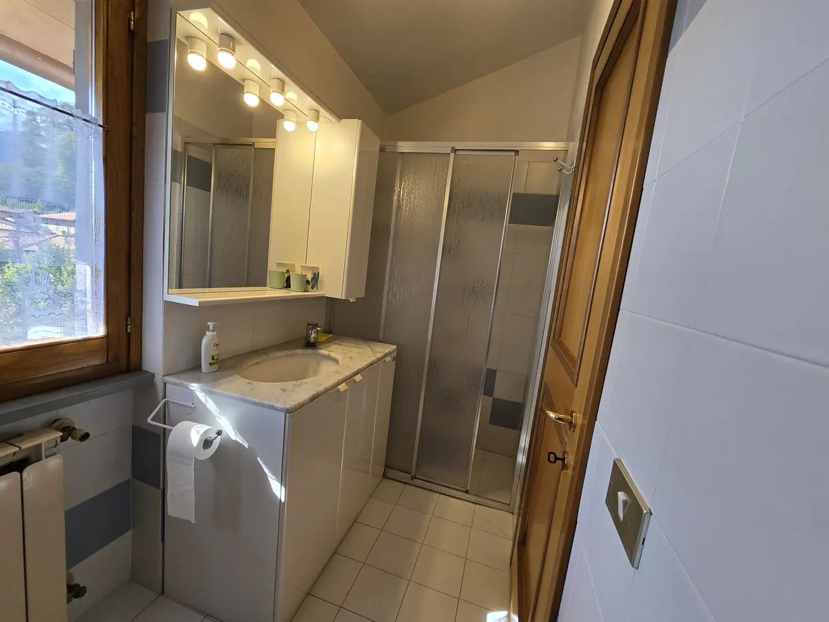 Il bagno, con finestra