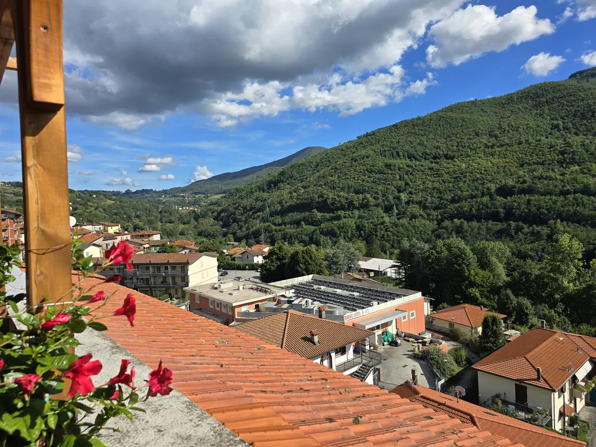 I tetti di San Marcello e le montagne intorno
