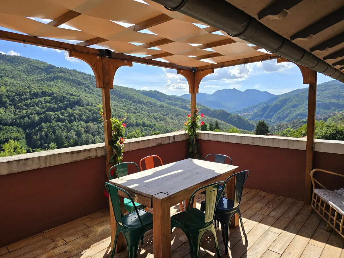 La terrazza sul tetto con la pergola e la vista sulle montagne di San Marcello