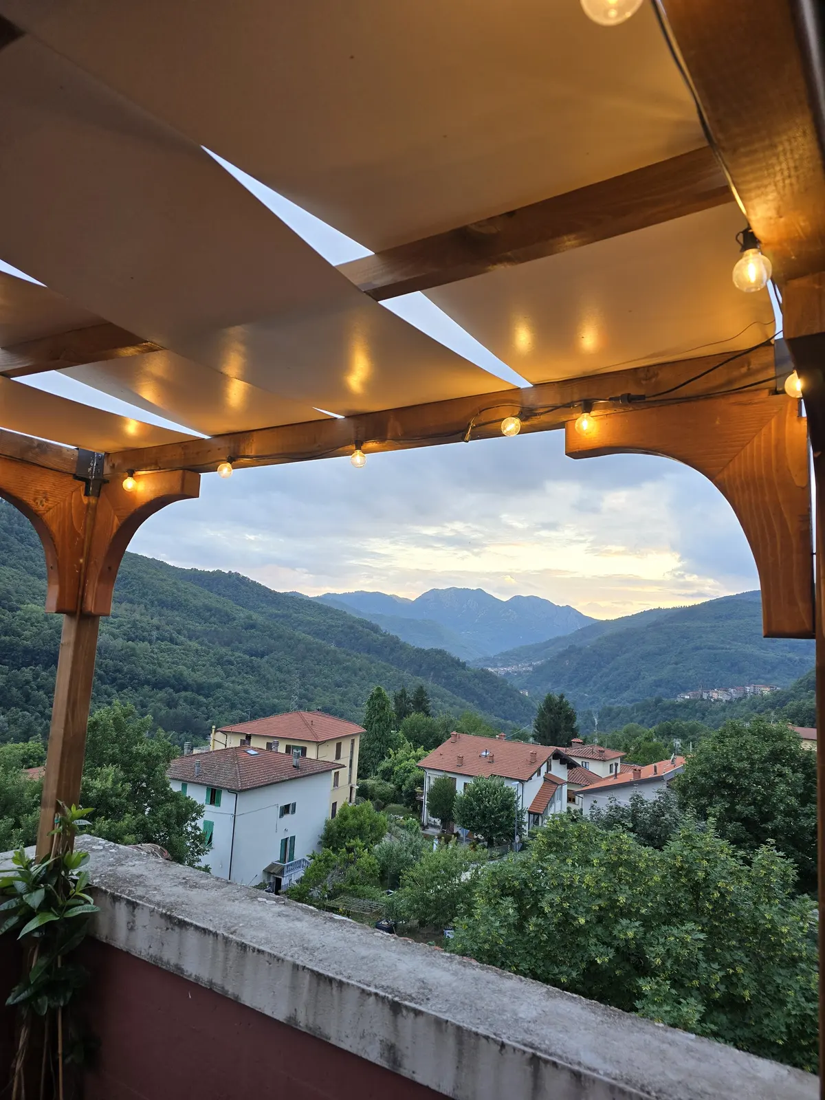 La terrazza al tramonto con le luci della pergola accese